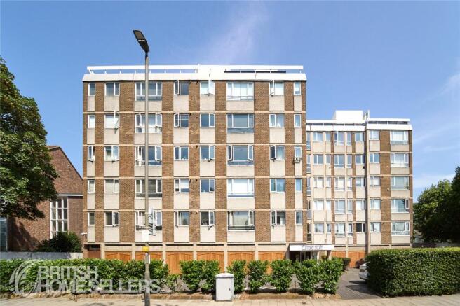 1 bed property, in Heathfield Road, £300,000