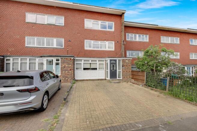 5 bed property, in Ardleigh, £400,000