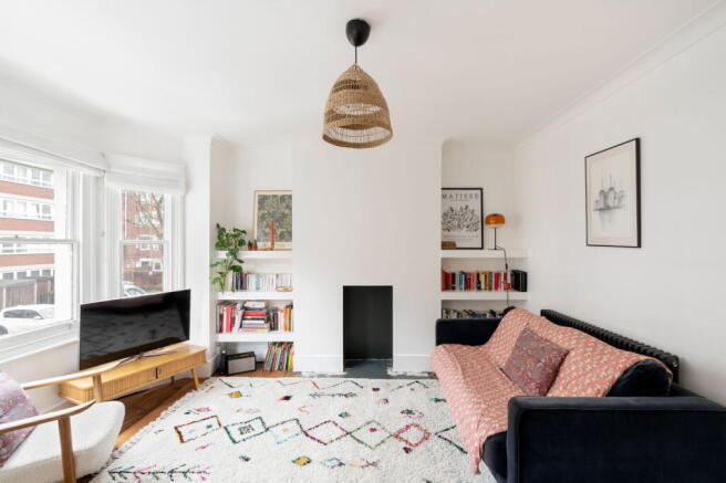 1 bed property, in Shuttleworth Road SW11, £475,000