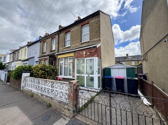2 bed property, in Beaufort Street, £250,000