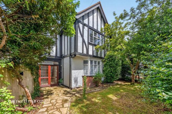 4 bed property, in Whitgift Avenue, £925,000