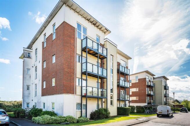 2 bed property, in Park View Road, £285,000