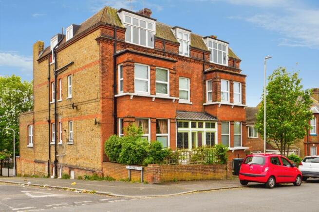 2 bed property, in 24 Approach Road, £200,000