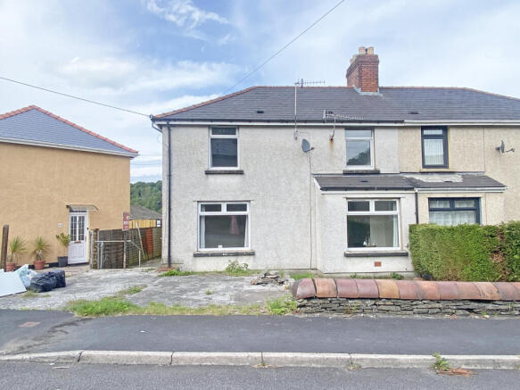 3 bed property, in Tredomen Terrace, £235,000