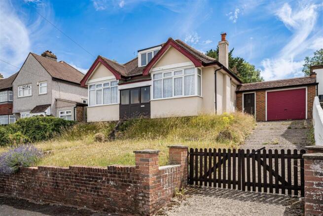 2 bed property, in Woodlands Grove, £475,000