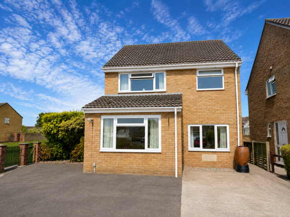 3 bed property, in Nightingale Avenue, £350,000