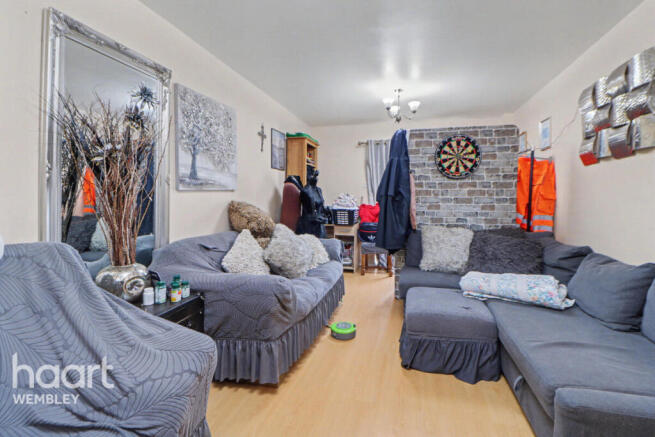 2 bed property, in Quainton Street, £450,000