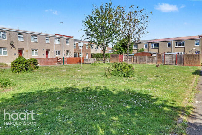 3 bed property, in Coltsfoot Path, £300,000