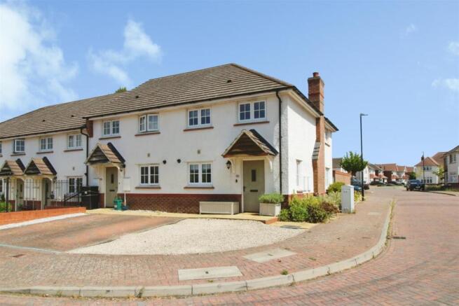 2 bed property, in Cressida Way, £267,500