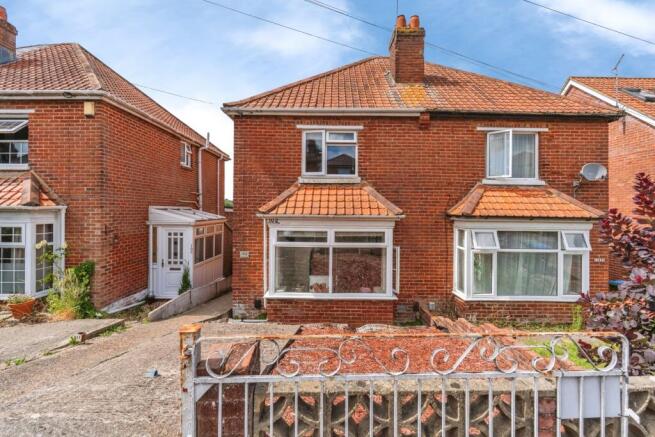 2 bed property, in Ash Tree Road, £270,000