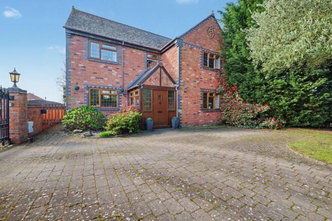 4 bed property, in Upper Eastern Green Lane, £725,000