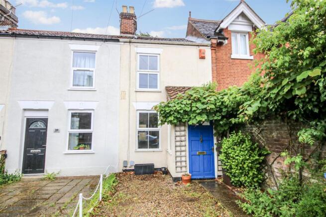 2 bed property, in Quebec Road, £210,000