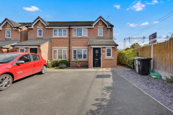3 bed property, in Heron Way, £220,000