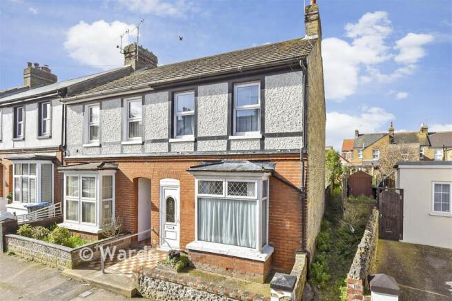 3 bed property, in Belmont Road, £180,000