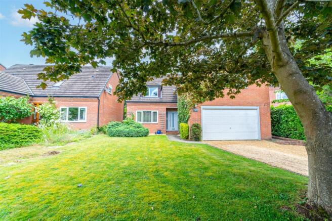 5 bed property, in Manor Court Road, £550,000