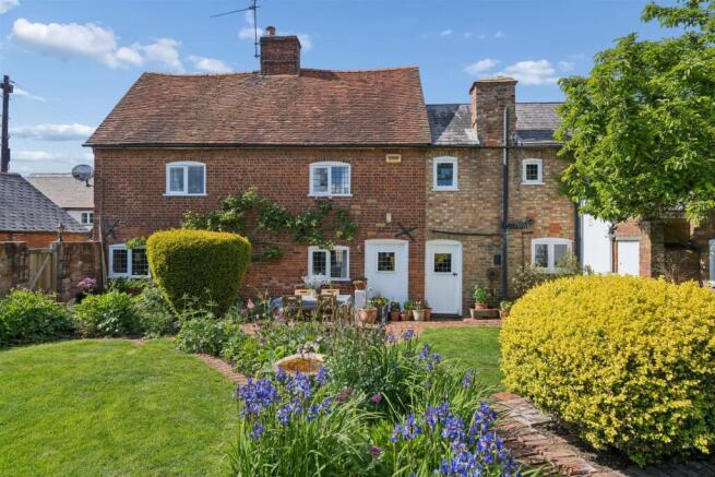 3 bed property, in Dunton Road, £775,000