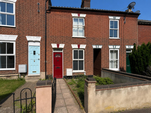3 bed property, in Salisbury Road, £210,000