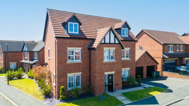 6 bed property, in Damstead Park Avenue, £500,000