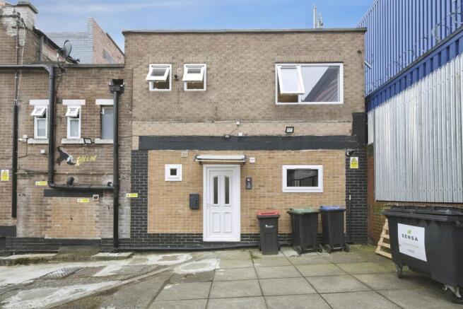 2 bed property, in Chapel Street, £100,000