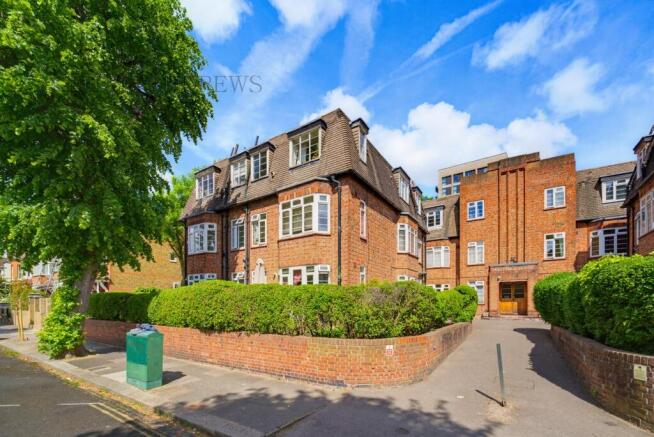 1 bed property, in Hastings House, £215,000