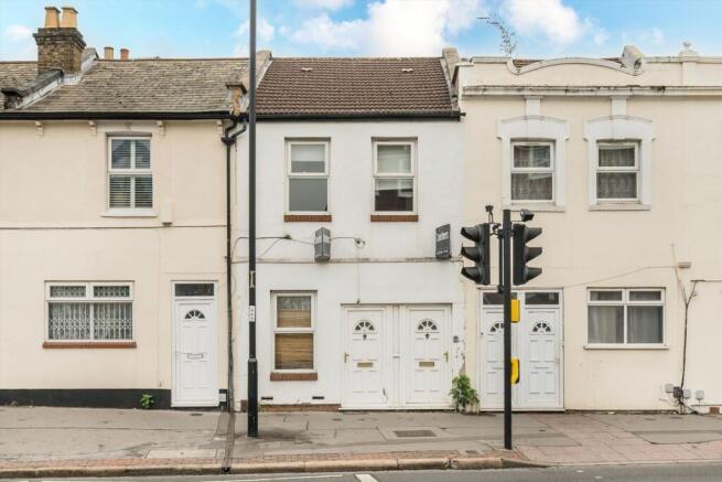 1 bed property, in Whitehorse Road, £200,000