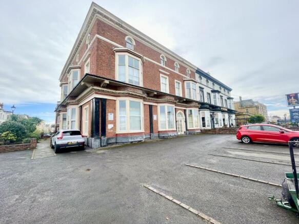 1 bed property, in Lakeview Court 44, £55,000