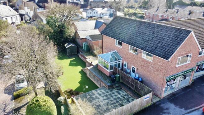 3 bed property, in Churchill Way, £215,000