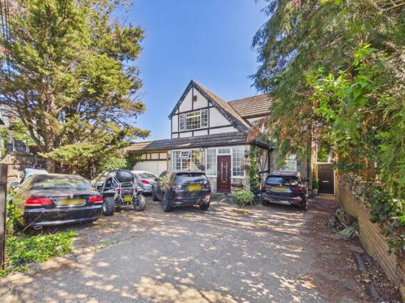 3 bed property, in Clockhouse Lane, £775,000