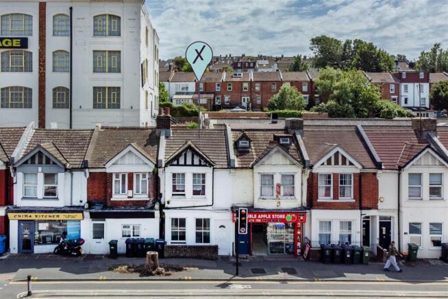 4 bed property, in Coombe Terrace, £325,000