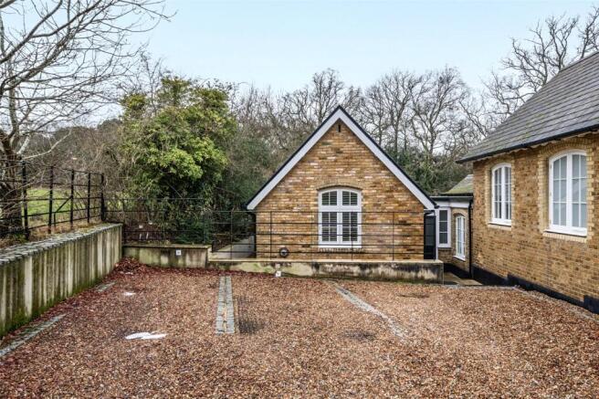 1 bed property, in Heathfield Road, £425,000
