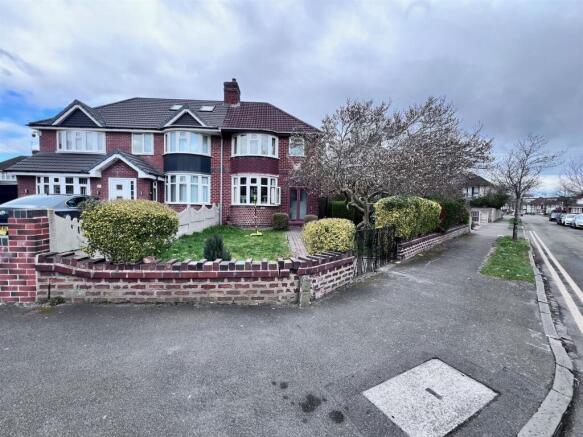 3 bed property, in Wilnecote Grove, £289,950