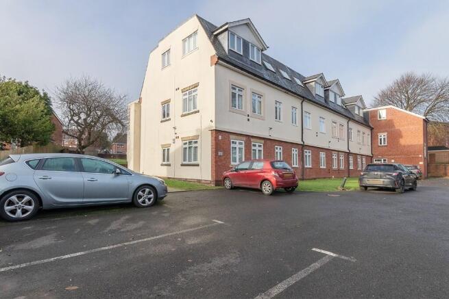 2 bed property, in Birmingham New Road, £110,000