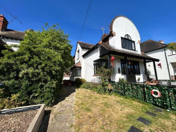 2 bed property, in First Avenue, £295,000