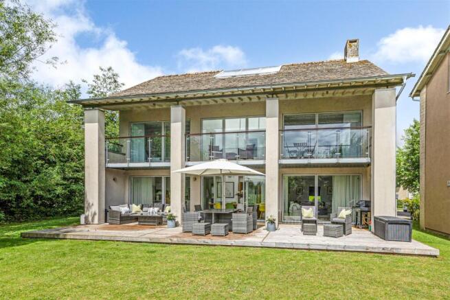 5 bed property, in Lower Mill Estate, £875,000
