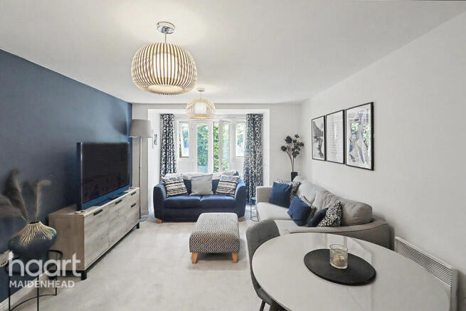 2 bed property, in Hawkes Close, £300,000