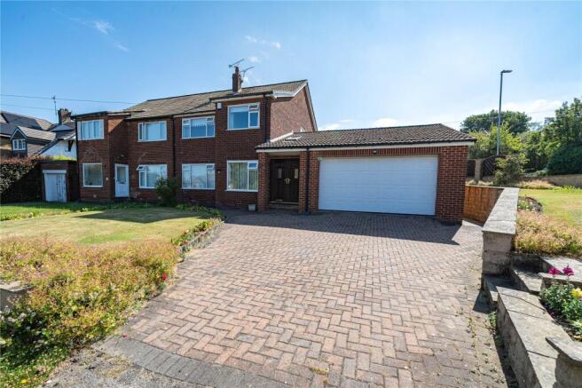 4 bed property, in Primley Park Mount, £495,000