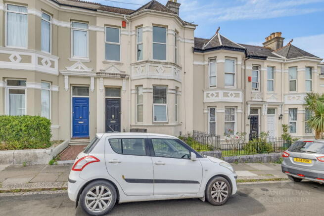 2 bed property, in Glendower Road, £129,500