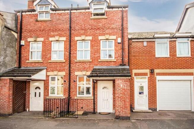 4 bed property, in Latimer Street, £250,000