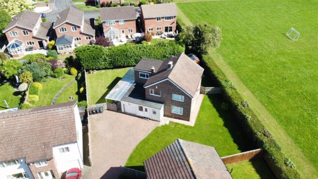 4 bed property, in Roundhill Close, £395,000