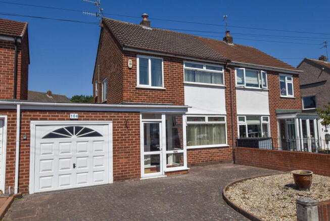 3 bed property, in Quarry Avenue, £250,000