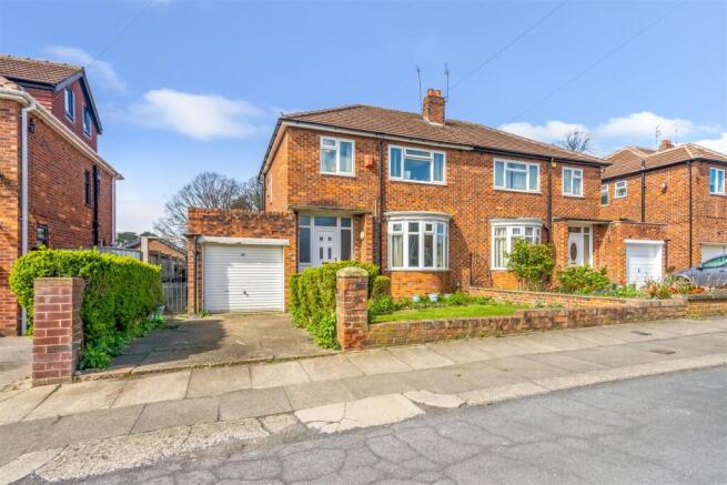3 bed property, in Baydale Road, £260,000