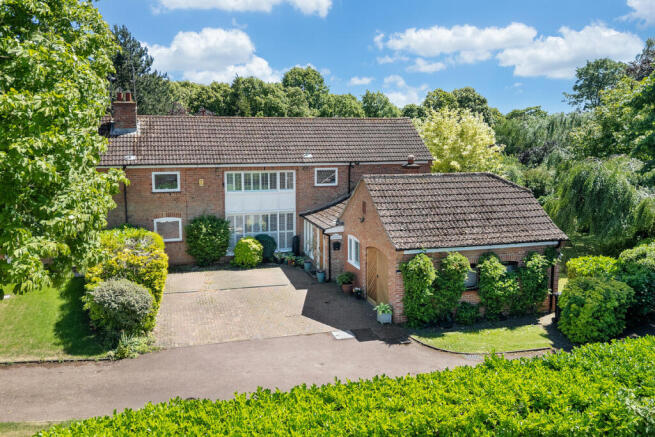 3 bed property, in Grange Park, £745,000