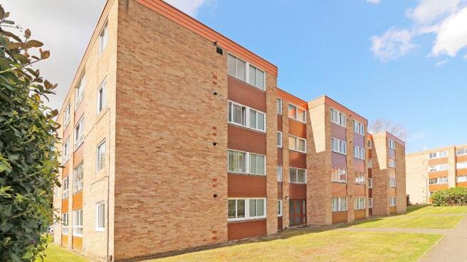 1 bed property, in Shortlands Grove, £275,000