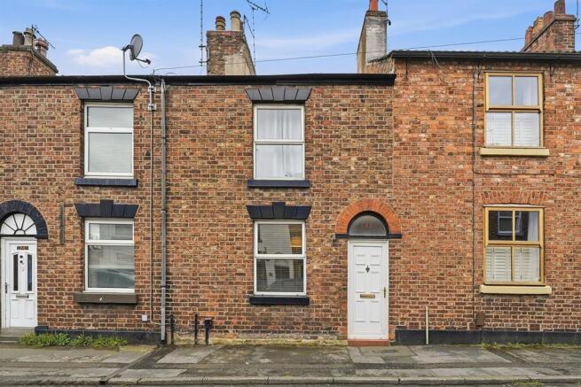 2 bed property, in Crompton Road, £185,000