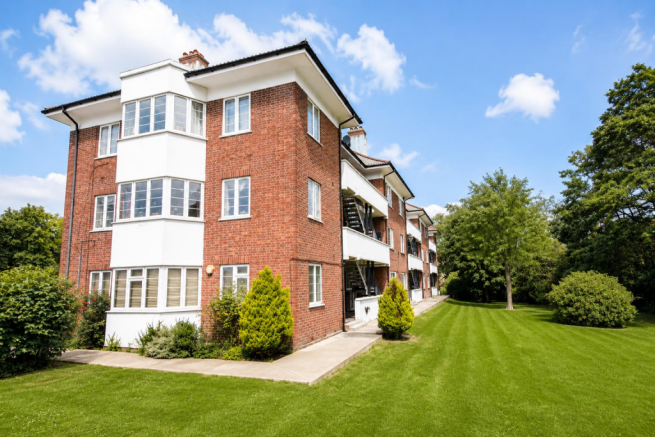 2 bed property, in Hollywood Court, £320,000
