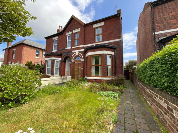 2 bed property, in Hampton Road, £175,000