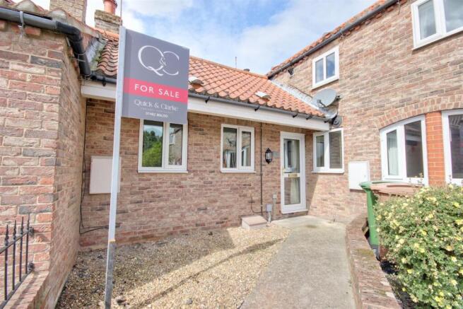 1 bed property, in Main Street, £125,000