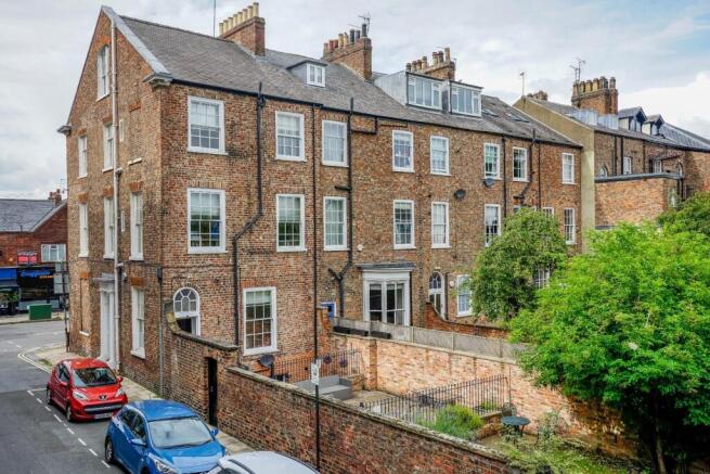 1 bed property, in The Mount, £240,000
