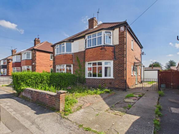 3 bed property, in Devonshire Drive, £250,000