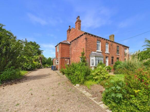 3 bed property, in Main Street, £230,000
